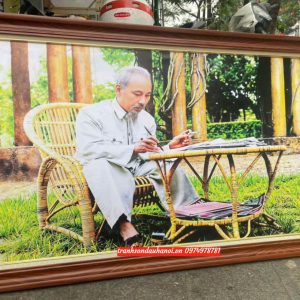 Tranh bác hồ nghồi ghế mây trang trọng SN66
