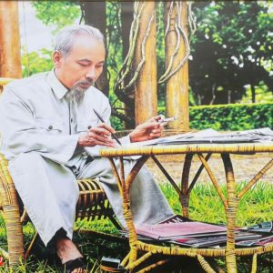 Tranh bác hồ nghồi ghế mây làm việc SN33